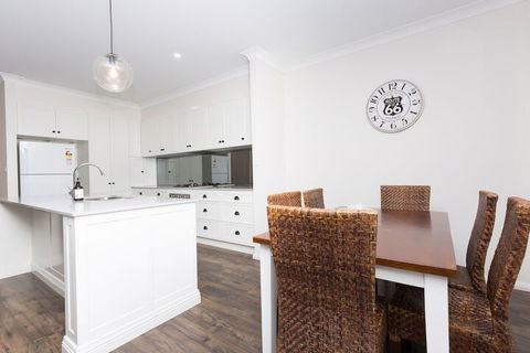 4 Bedroom Inner City Townhouse â€“ Sleeps 9 - VIC Tourism 2