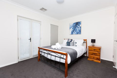 4 Bedroom Inner City Townhouse â€“ Sleeps 9 - VIC Tourism 6