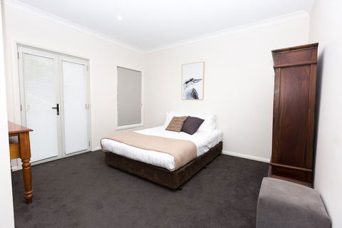 4 Bedroom Inner City Townhouse â€“ Sleeps 9 - VIC Tourism 7