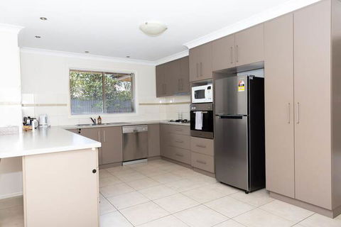Lovely 3 Bed 2 Bath In The City Centre - VIC Tourism 5