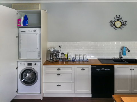 Airport B&B - VIC Tourism 1