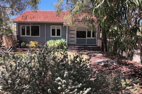 Barefoot Beach Cottage - VIC Tourism 3