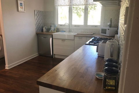 Barefoot Beach Cottage - VIC Tourism 5