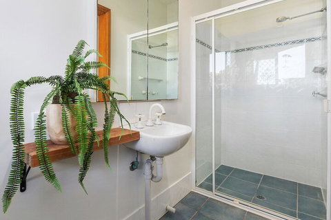 Sea Spray On Hungerford - VIC Tourism 2