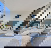 New Luxury Apartment Walking to Shops  Cinema