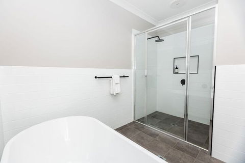 Best Central Wagga Townhouse - VIC Tourism 7