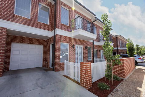 Best Central Wagga Townhouse - VIC Tourism 2
