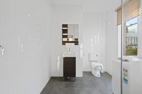 HomeHotel Cozy Duplex In Serene Suburb - VIC Tourism 7