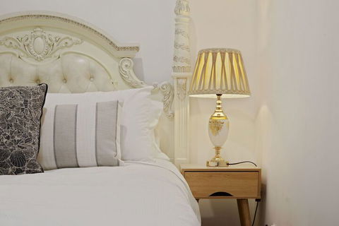 HomeHotel Cozy Duplex In Serene Suburb - VIC Tourism 3