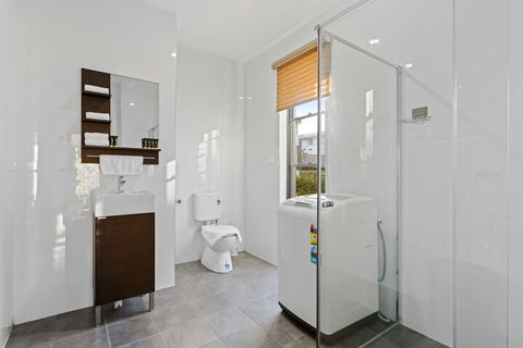 HomeHotel Cozy Duplex In Serene Suburb - VIC Tourism 1