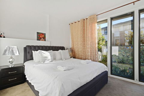 HomeHotel Cozy Duplex In Serene Suburb - VIC Tourism 5