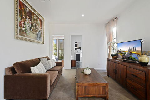 HomeHotel Cozy Duplex In Serene Suburb - VIC Tourism 4