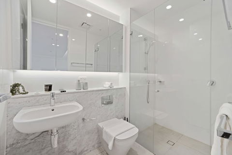 HomeHotel Brand New Ultra Luxe Apartment - VIC Tourism 2
