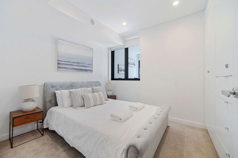 HomeHotel Brand New Ultra Luxe Apartment - VIC Tourism 6