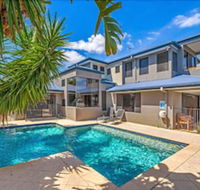 Gold Coast Stunning Waterfront Retreat by Hostrelax