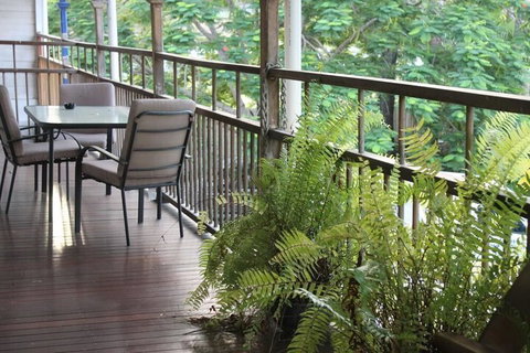 Carlon's Hotel - VIC Tourism 5