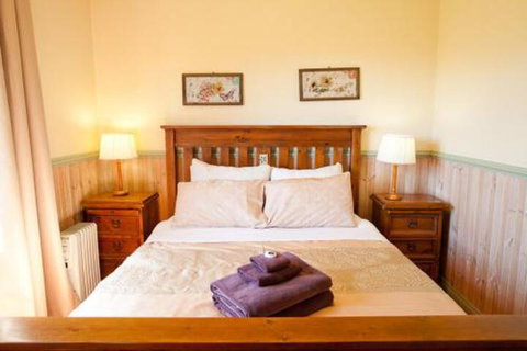 Minimbah Farm Cottages Family Farmstay Choose From 2 & 3 Bedroom Cottages & 6 Bedroom House - VIC Tourism 4