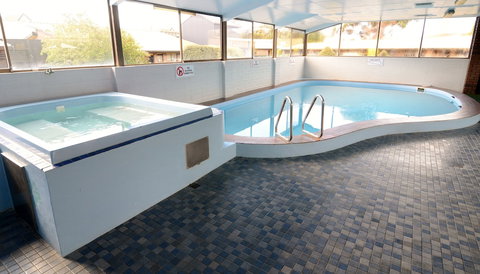 Olde Tudor Hotel - VIC Tourism 5