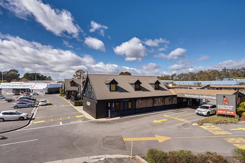 Olde Tudor Hotel - VIC Tourism 0