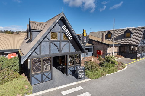 Olde Tudor Hotel - VIC Tourism 1