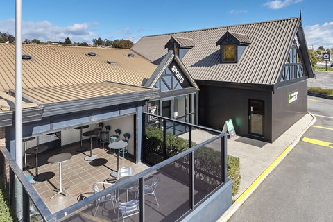 Olde Tudor Hotel - VIC Tourism 4