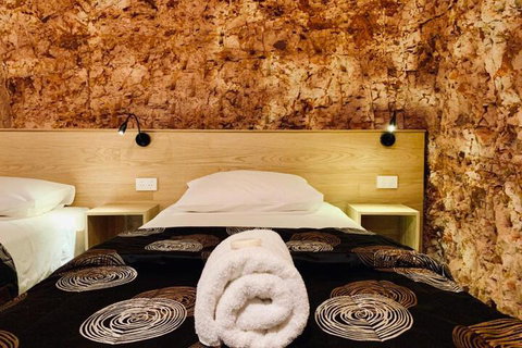 The Lookout Cave Underground Motel - VIC Tourism 6