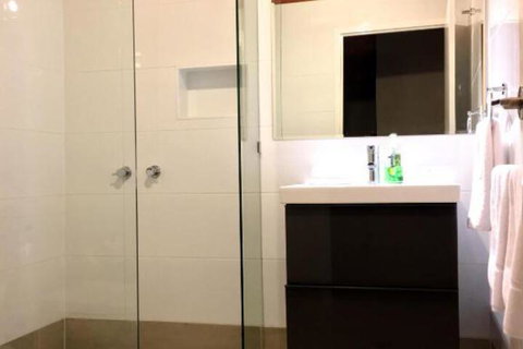 The Lookout Cave Underground Motel - VIC Tourism 3