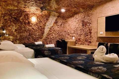 The Lookout Cave Underground Motel - VIC Tourism 5