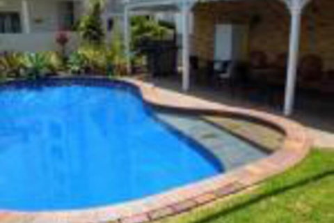 Cotton Tree Beach Motel - VIC Tourism 0