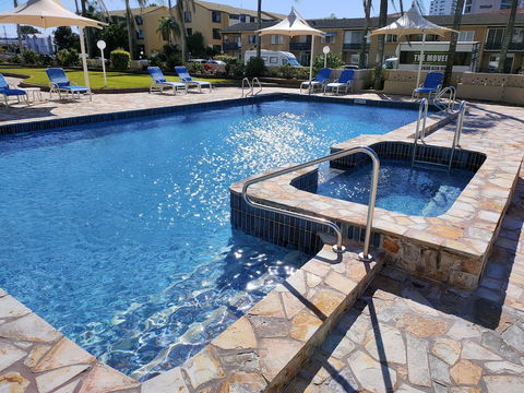 Southern Cross Beachfront Holiday Apartments - VIC Tourism 1