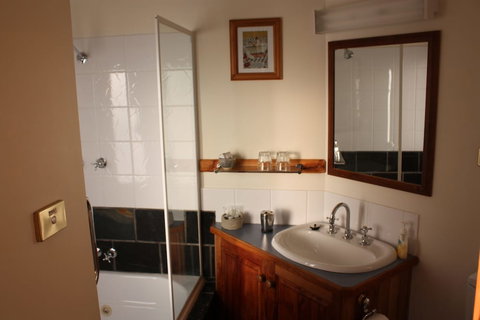 Bed In The Treetops Bed & Breakfast - VIC Tourism 5