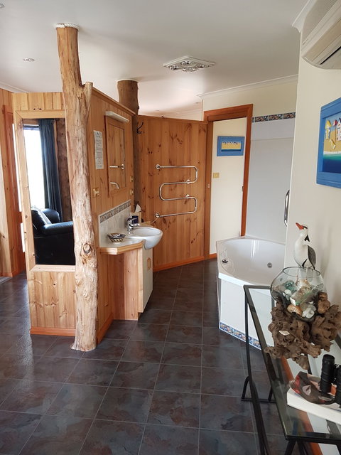 Bed In The Treetops Bed & Breakfast - VIC Tourism 4