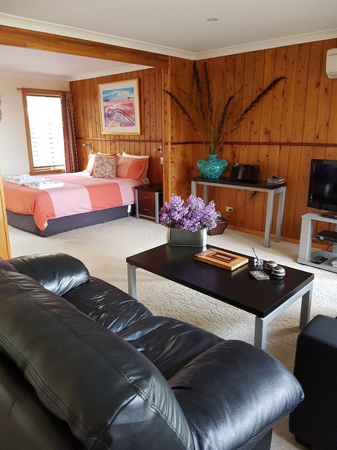 Bed In The Treetops Bed & Breakfast - VIC Tourism 3