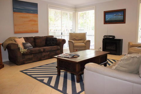 FRANGIPANI BEACH HOUSE PET FRIENDLY 22 Belbourie Cres Boomerang Beach - VIC Tourism 4