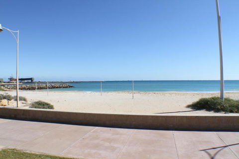 Geraldton Holiday Unit With Free Netflix - VIC Tourism 4