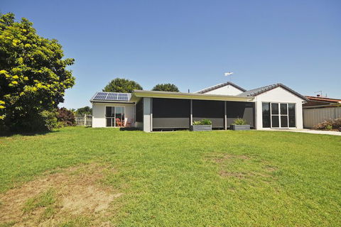 Bribie Island Canal Holiday Destination - VIC Tourism 3