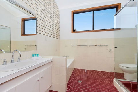 Peninsula Court 5 - VIC Tourism 4