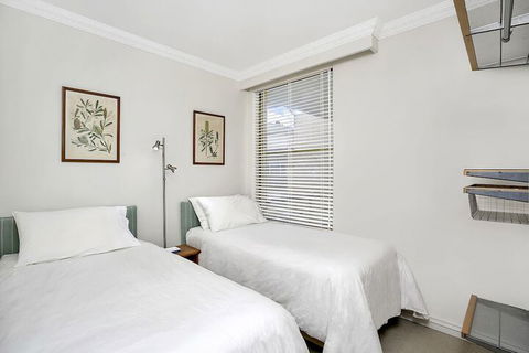 Sunny & Spacious Two Bdr Apt SPF13 - VIC Tourism 3