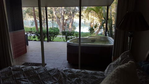 Lake Russell Lakeside Retreat - VIC Tourism 1