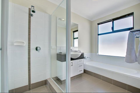 A Little Luxury In Town - VIC Tourism 6