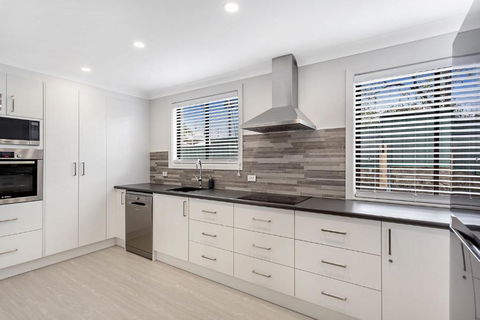 Sunset Beach House Soldiers Point Sleeps 9 - VIC Tourism 4