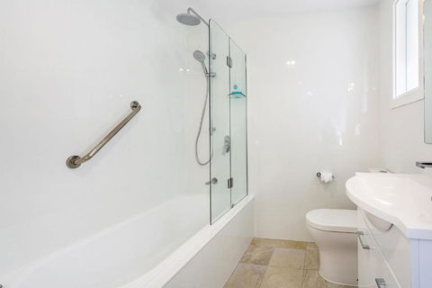 Sunset Beach House Soldiers Point Sleeps 9 - VIC Tourism 1