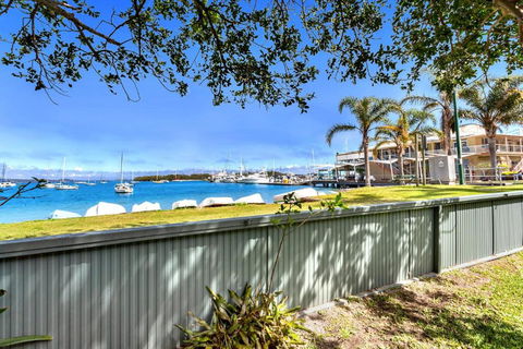 Sunset Beach House Soldiers Point Sleeps 9 - VIC Tourism 3
