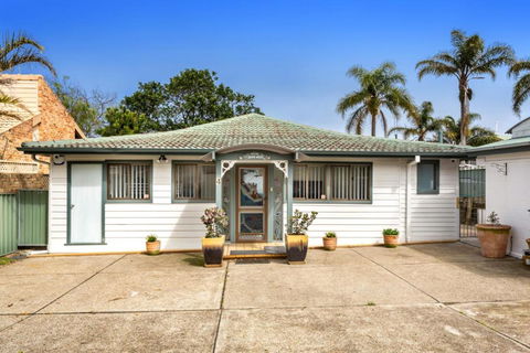 Sunset Beach House Soldiers Point Sleeps 9 - VIC Tourism 5