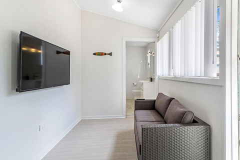 Sunset Beach House Soldiers Point Sleeps 9 - VIC Tourism 6