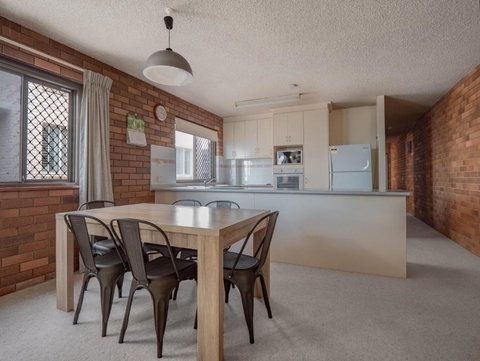 San Clemente Unit 4 / 24 Orvieto Terrace - VIC Tourism 4