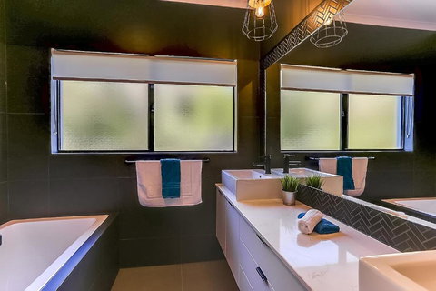 Castaways Beach Escape - VIC Tourism 3