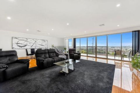 BENGALEE EXECUTIVE TOWNHOUSE MODERN & STYLISH - VIC Tourism 6