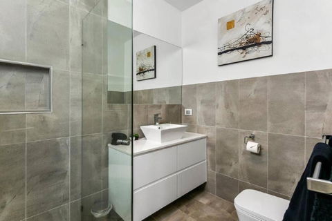 BENGALEE EXECUTIVE TOWNHOUSE MODERN & STYLISH - VIC Tourism 1