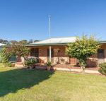 Cudgee quaint cottage with separate cabin